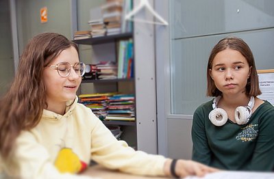 Подростки 13-15 лет участвуют в дискуссии на английском на актуальную тему